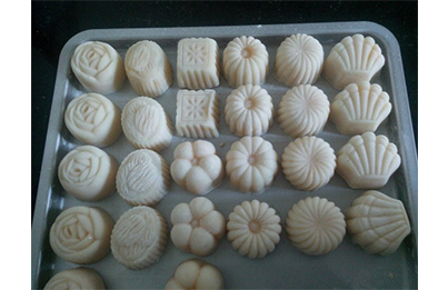 Why should iced moon cakes be refrigerated? Can they be frozen?