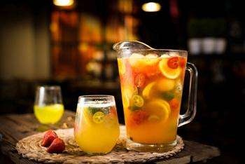 液氮速冻水果可让顾客在冬天喝上新鲜果茶！